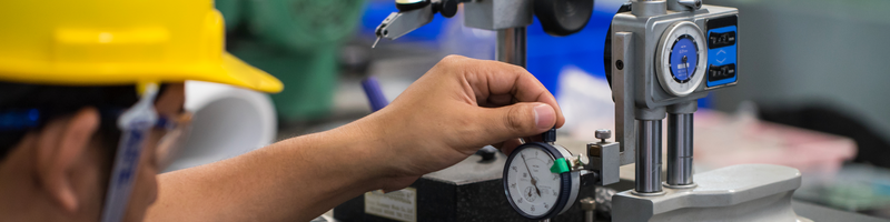 Mann stellt etwas bei der Ausrüstung ein