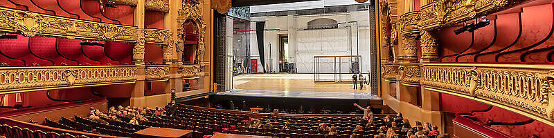 Theater von innen mit Blick auf die Bühne