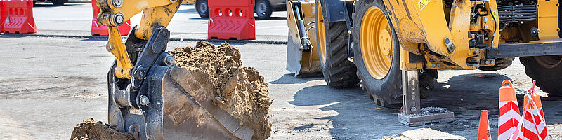 Bagger schaufelt etwas aus einem Loch