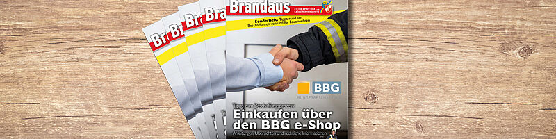 mehrere Ausgaben des Sonderheft liegen auf einem Holztisch