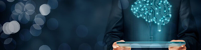 Business_Intelligence_Software Ein Mensch hält ein Tablet und ein fiktives Gehirn schwebt darüber