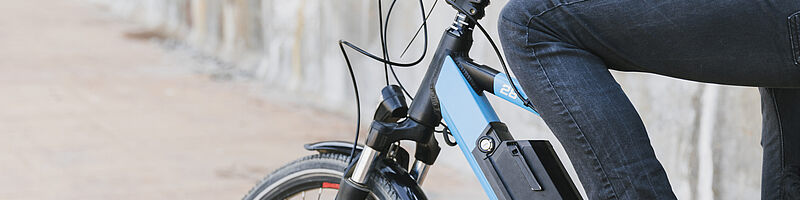 Person sitzt auf einem Elektrofahrrad