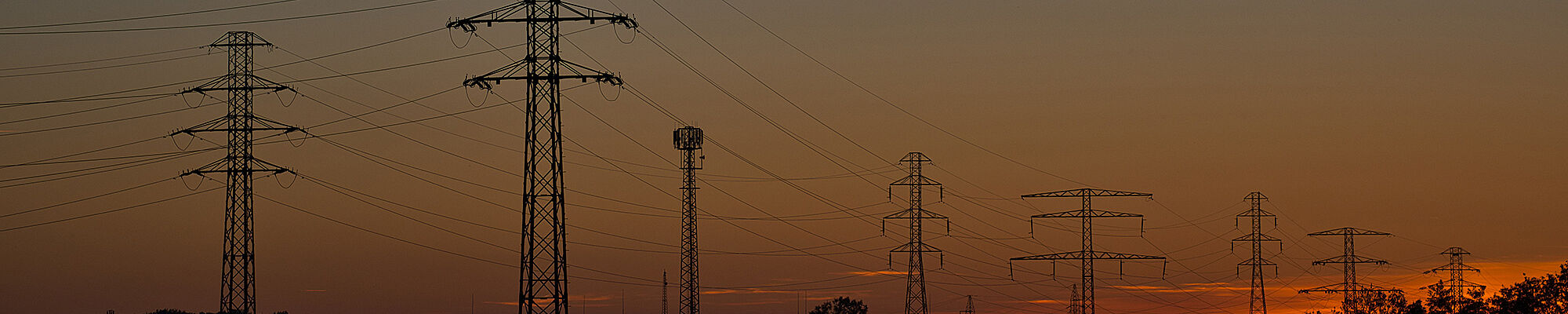 Strommasten bei Sonnenuntergang