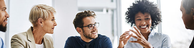 AdobeStock_487974793 Vier Personen die sich miteinander Unterhalten
