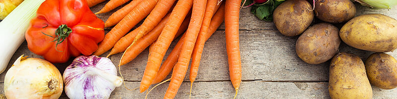 Gemüse liegt auf einer Holzplatte