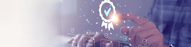 AdobeStock_636675916 Ein Finger toucht auf ein Icon mit einem Siegel