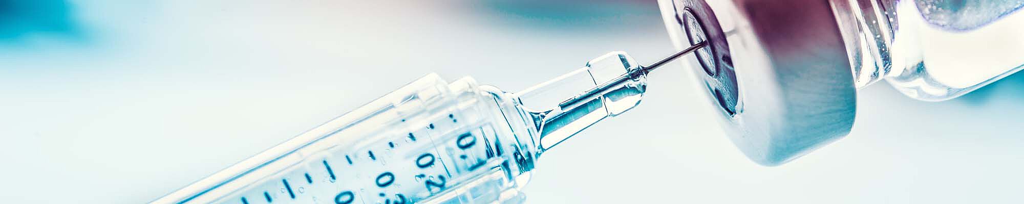 Großaufnahme Spritze in Impfdose