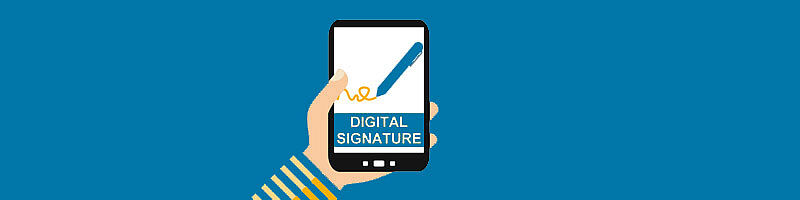 Hand hält Handy mit Bildschirm "Digitale Signatur"