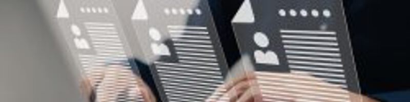 Person schreibt etwas auf einem Laptop und vor ihm drei Digitale Briefe