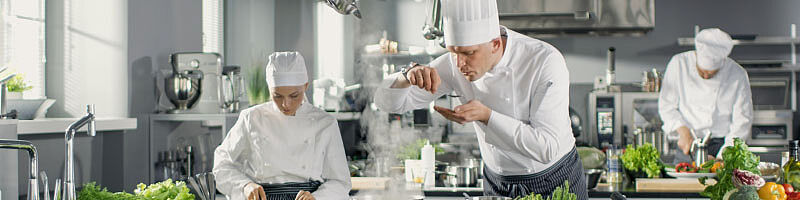 Köchinnen und Köche in einer Großküche