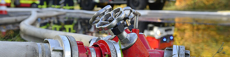 Schläuche angeschlossen an einer Einbaupumpe