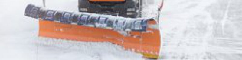 Räumungsfahrzeug schiebt Schnee weg
