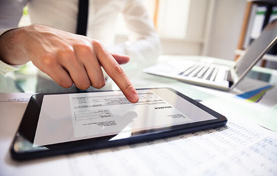 © Andrey Popov/Fotolia Foto: Mann bedient ein Tablet