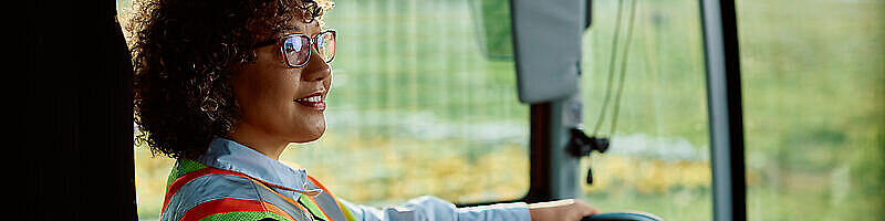 AdobeStock_591649353 Person sitzt im Bus und steuert diesen