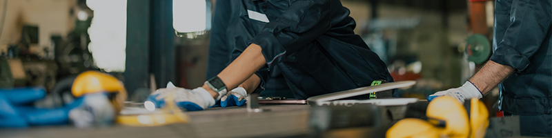 Werkstatt_800x200 Nahaufnahme von Arbeiten in einer Werksatt