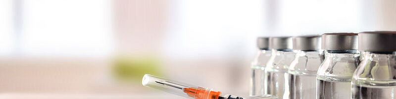 Impfung_Impfen_Impfstoffe_Spritze_Fotolia_178335788_S_Urheber Davizro Photography Eine Spritze und Impfdosen