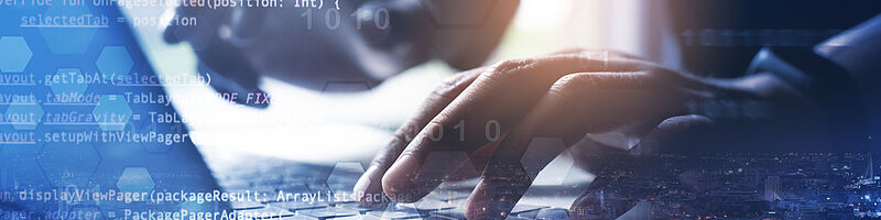 AdobeStock_303253334 Eine Person tippt auf einem Laptop