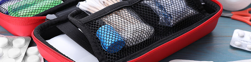 Sanitätsartikel liegen auf einem Tisch