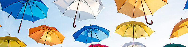 Foto: bunte Regenschirme