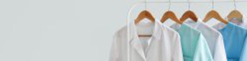 Berufsbekleidung hängt an Kleiderhacken