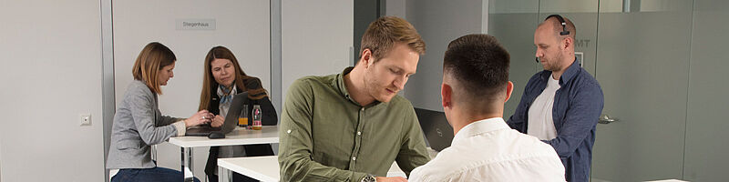 Foto: Mitarbeiterinnen und Mitarbeiter bei der Zusammenarbeit