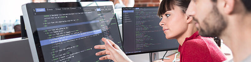 Software_Fotolia_171831257_S Zwei Menschen sitzen vor einem Bildschirm