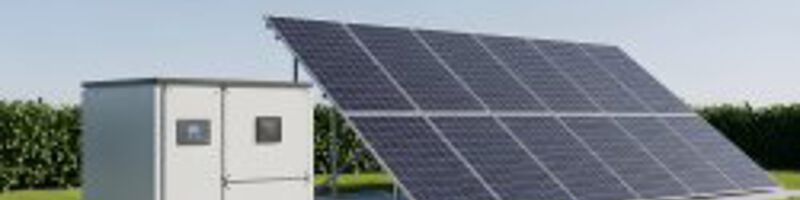 Eine Photovoltaikanlage steht draußen neben zwei Generatoren