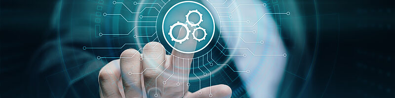 AdobeStock_175558610 Person tippt auf drei digitale Zahnräder