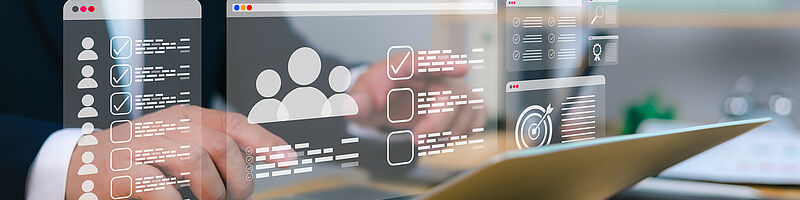 AdobeStock_1602619691 Mensch tippt auf seinem Laptop