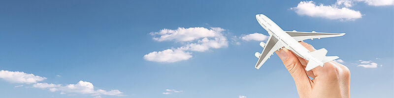 Himmel eine Hand steuert ein Flugzeug
