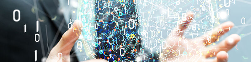 Person hält eine Schwebende digitale Kugel